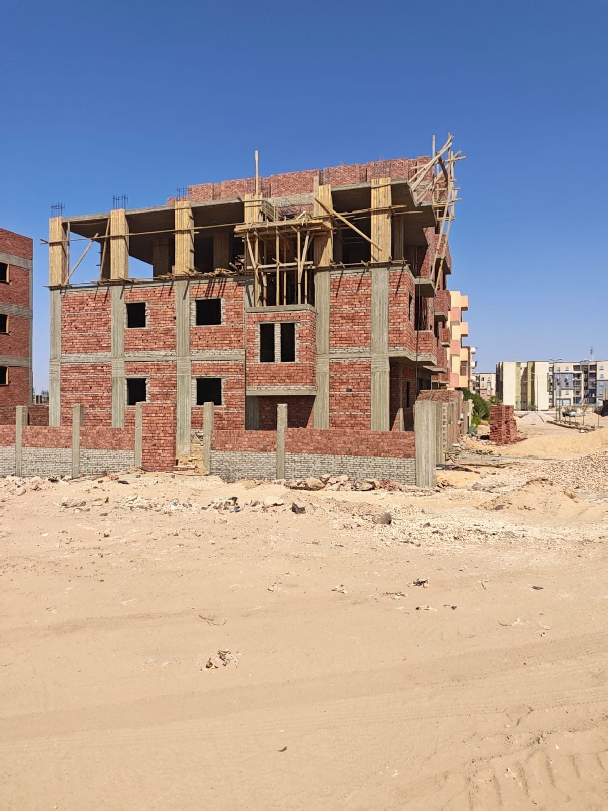 شقة مميزة بالحي الثاني مطلة مباشرة علي الطريق الدائري الرئيسي الدور الاول علوي